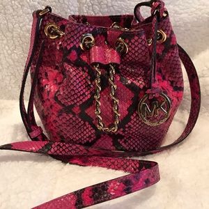 Michael Kors • Frankie Drawstring Cross Body